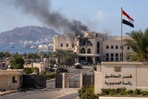 تصعيد جديد في اليمن.. هجوم يستهدف مجمع القصر الرئاسي في عدن ويسفر عن قتلى ومصابين